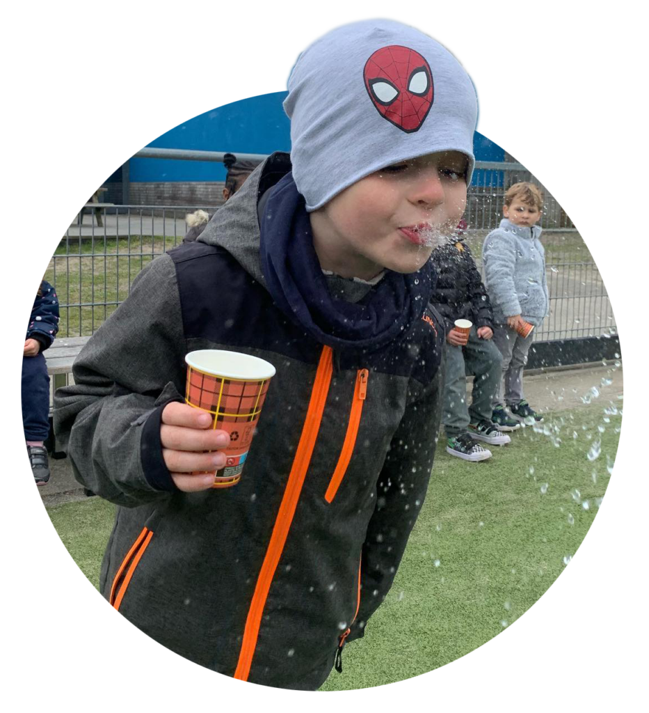 Jongen spuugt water